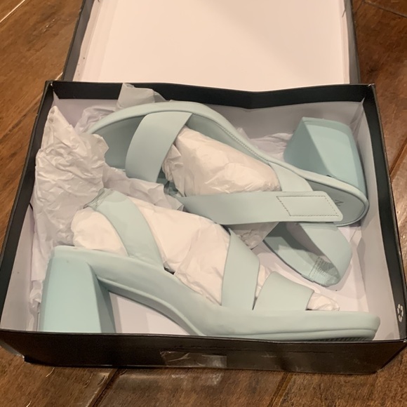 Naturalizer Genn-Skip Leather Sling Dress Sandals - Picture 7 of 8